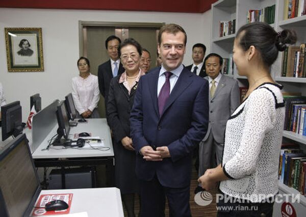 Президент РФ Д.Медведев посетил Даляньский институт иностранных языков