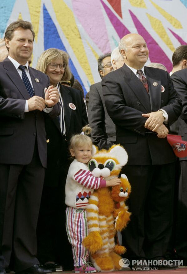 Председатель Государственной думы ФС РФ Иван Рыбкин, мэр Москвы Юрий Лужков с женой Еленой Батуриной и дочерью.