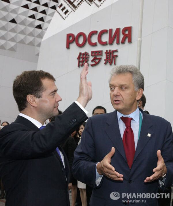 Дмитрий Медведев и Си Цзиньпин посетили павильон России на Всемирной универсальной выставке ЭКСПО-2010 в Шанхае