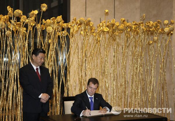 Дмитрий Медведев и Си Цзиньпин посетили павильон Китая на Всемирной универсальной выставке ЭКСПО-2010 в Шанхае