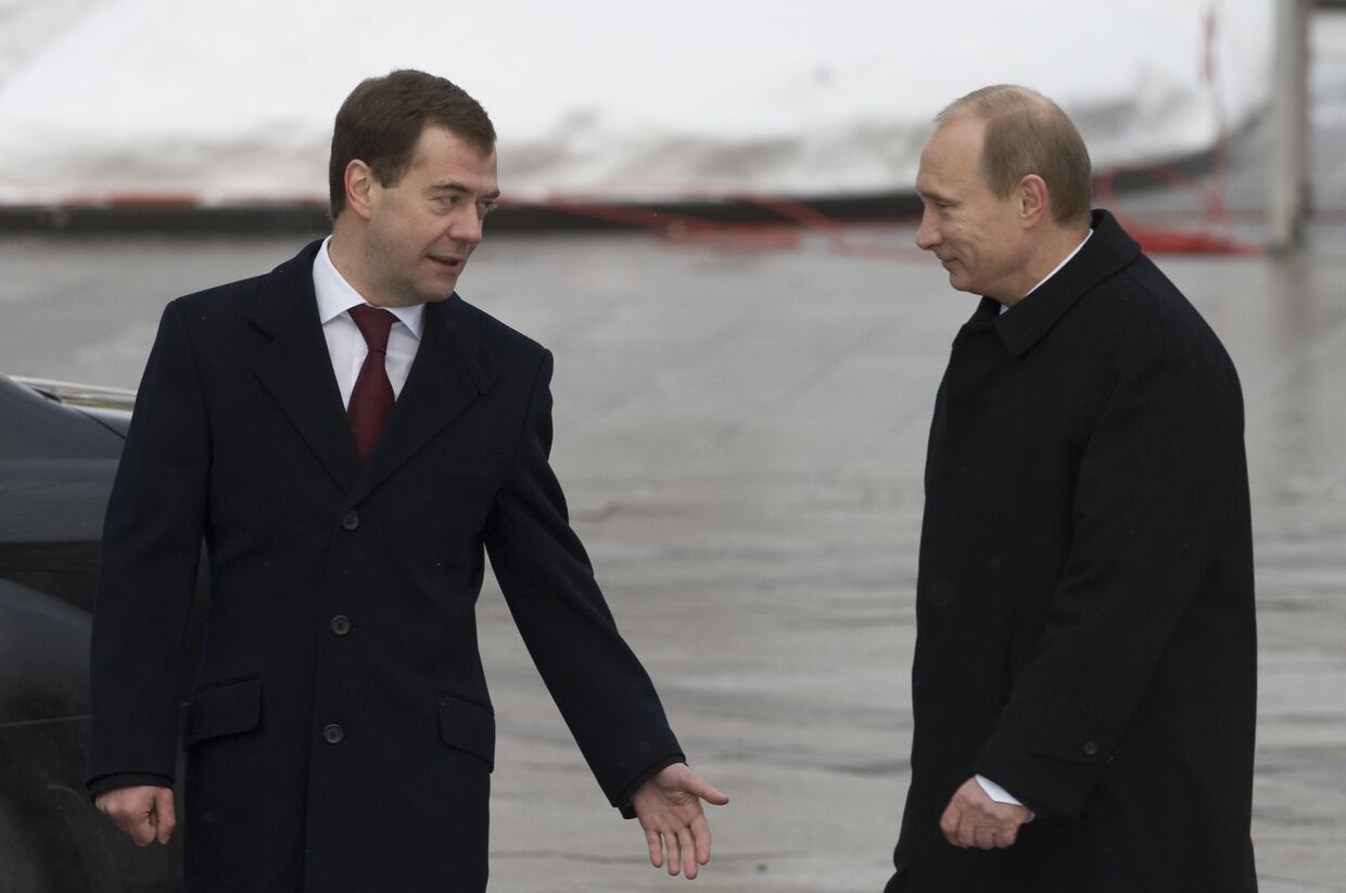 Президент РФ Д.Медведев и премьер-министр В.Путин на церемонии возвращения Вечного огня в Александровский сад