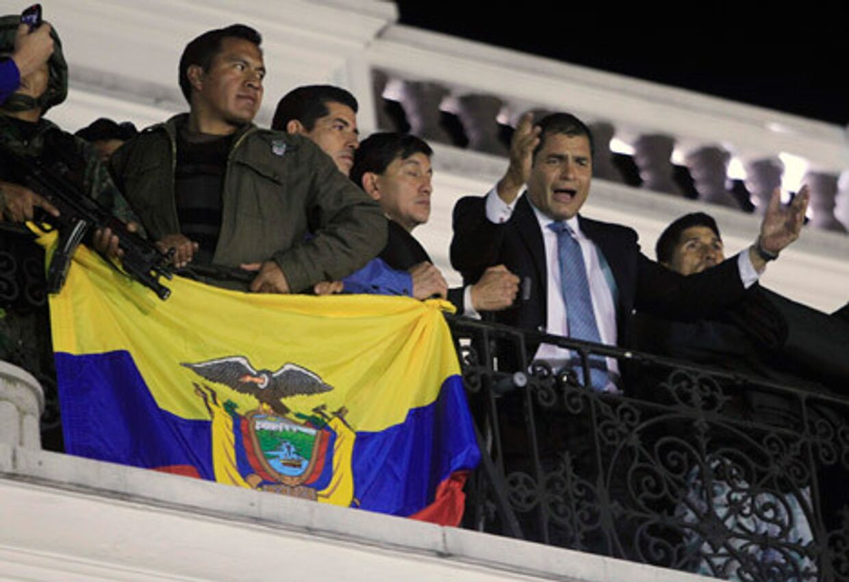 Президент Эквадора Рафаэль Корреа вещает с балкона президентского дворца
