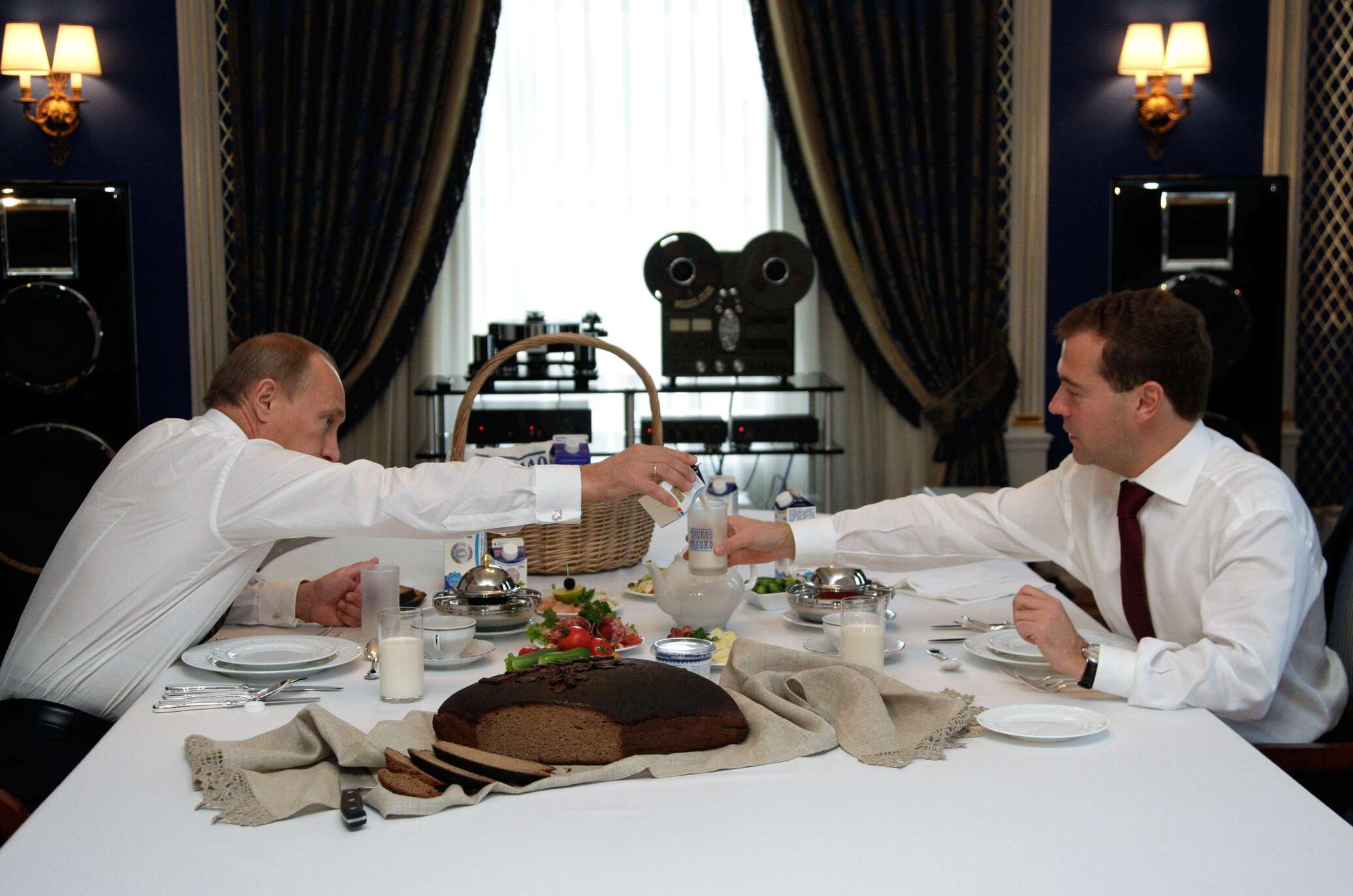 Путин и медведев в жигулях фото