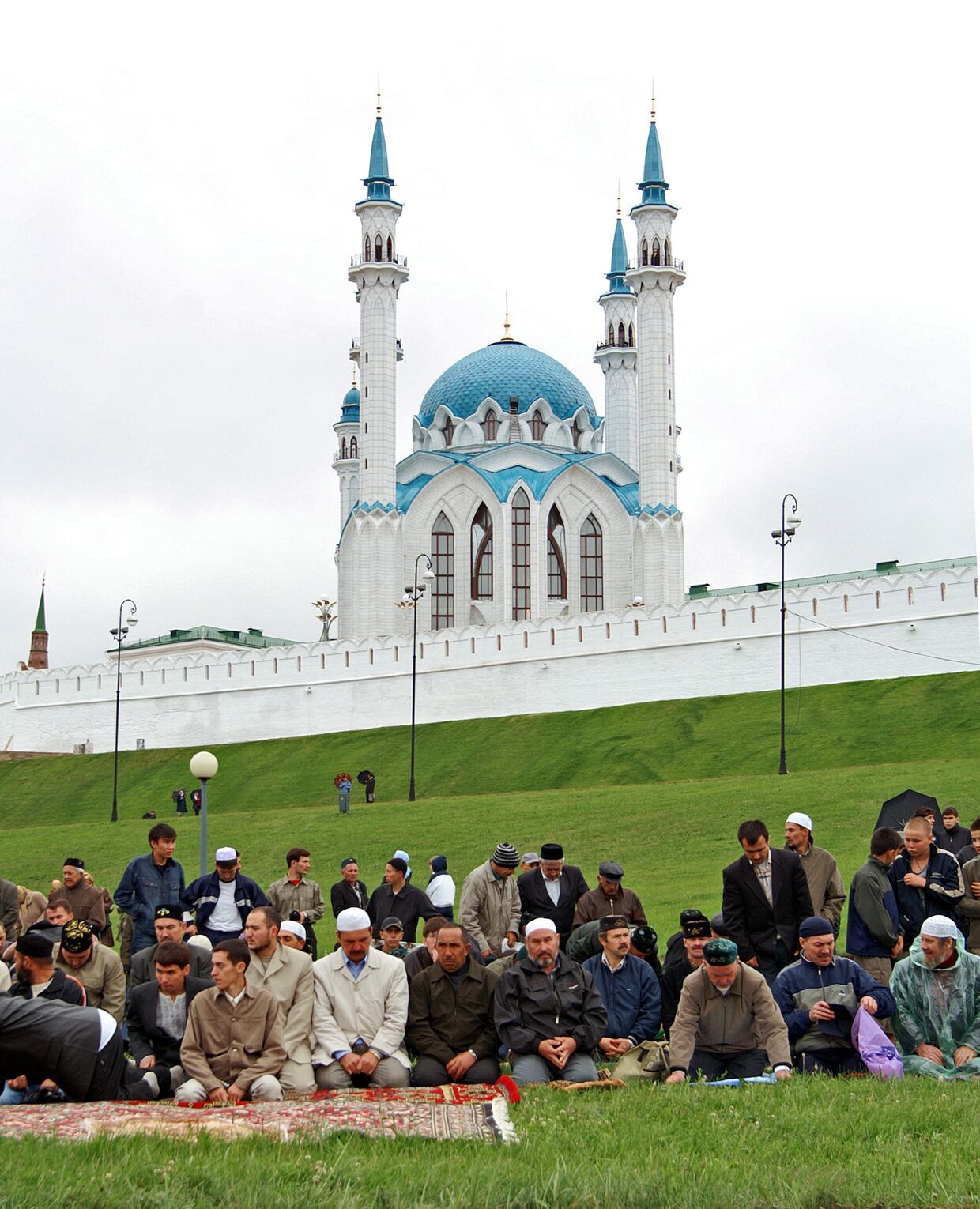 Верующие у главной мечети города Казани