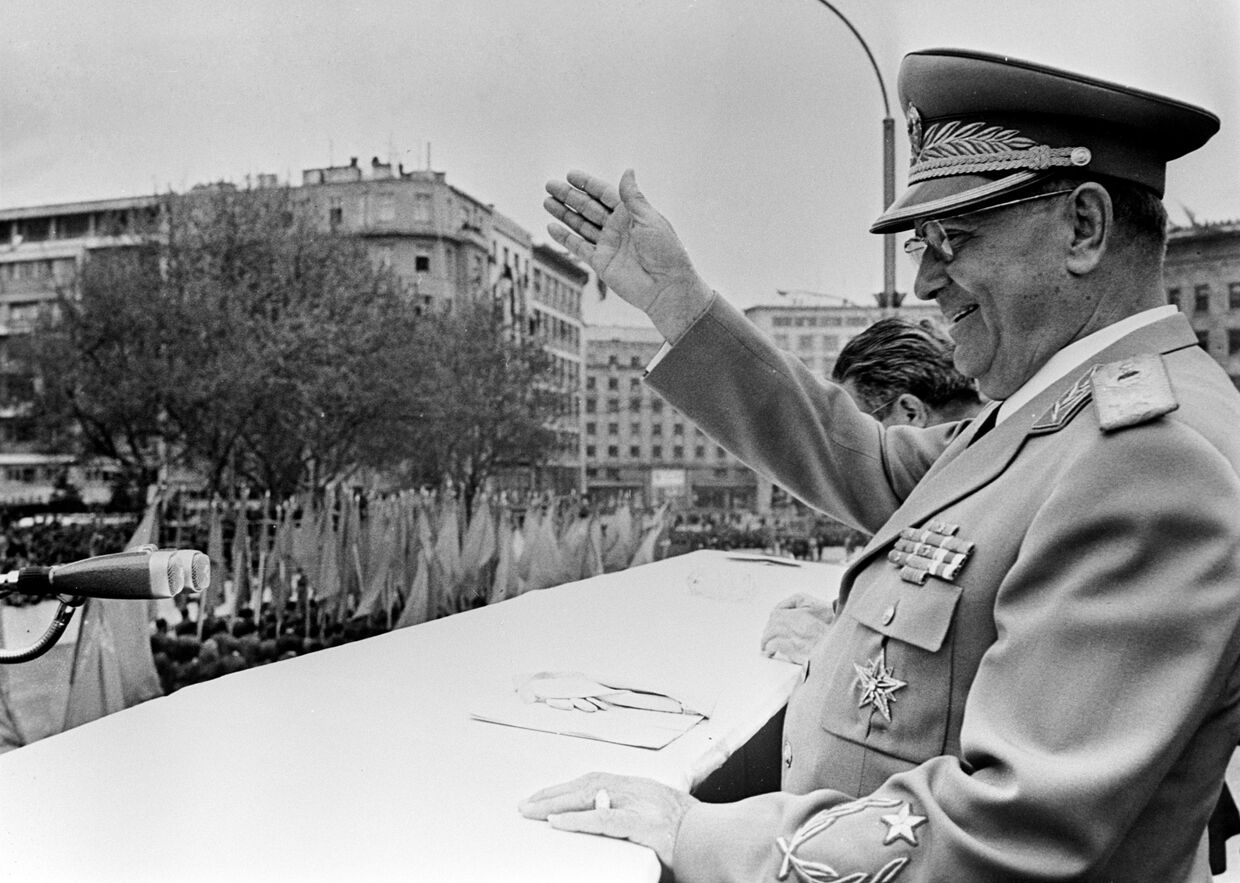 Иосип Броз Тито на первомайской демонстрации