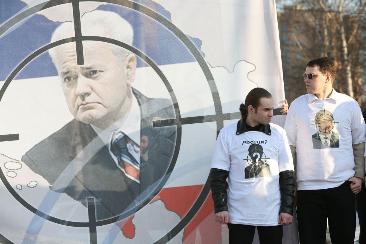 Пикет напротив посольства Сербии и Черногории.