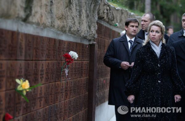 Светлана Медведева посетила мемориал в Катыни