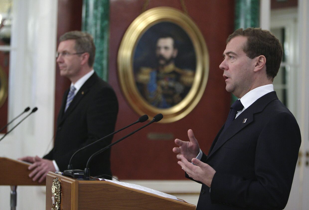Президент РФ Д.Медведев с президентом ФРГ К.Вульфом на совместной пресс-конференции в Кремле