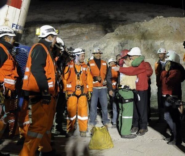Спасение горняков, оказавшихся заблокированными на одной из шахт в Чили более двух месяцев назад после обвала породы