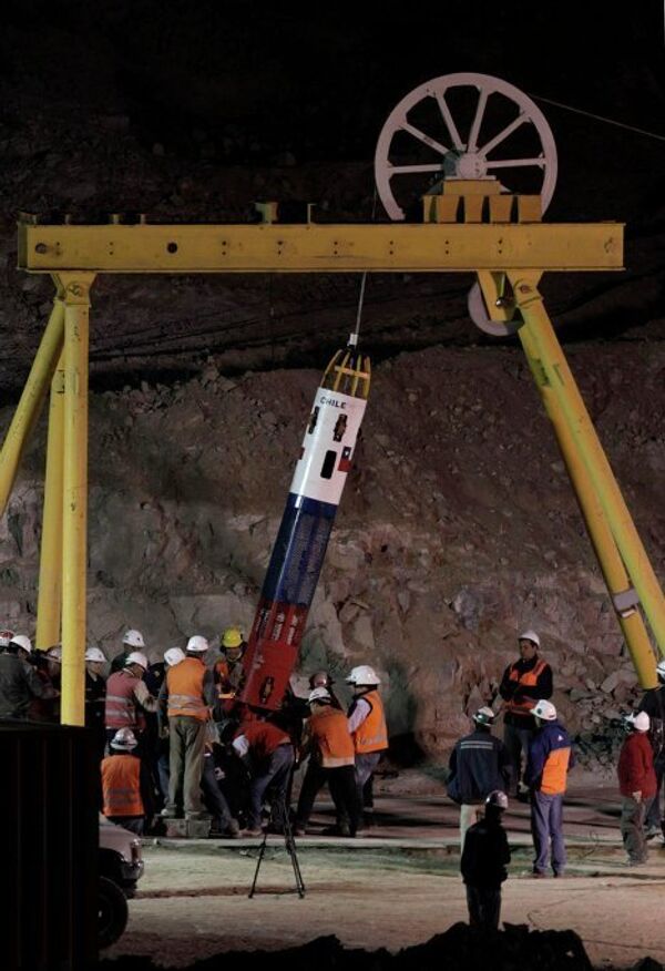 Спасение горняков, оказавшихся заблокированными на одной из шахт в Чили более двух месяцев назад после обвала породы