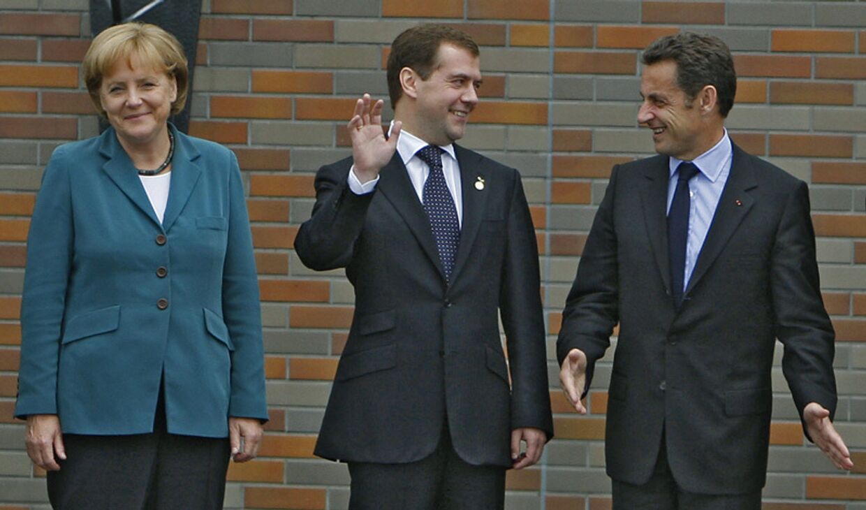 президент Франции Николя Саркози, канцлер Германии Ангела Меркель и президент России Дмитрий Медведев