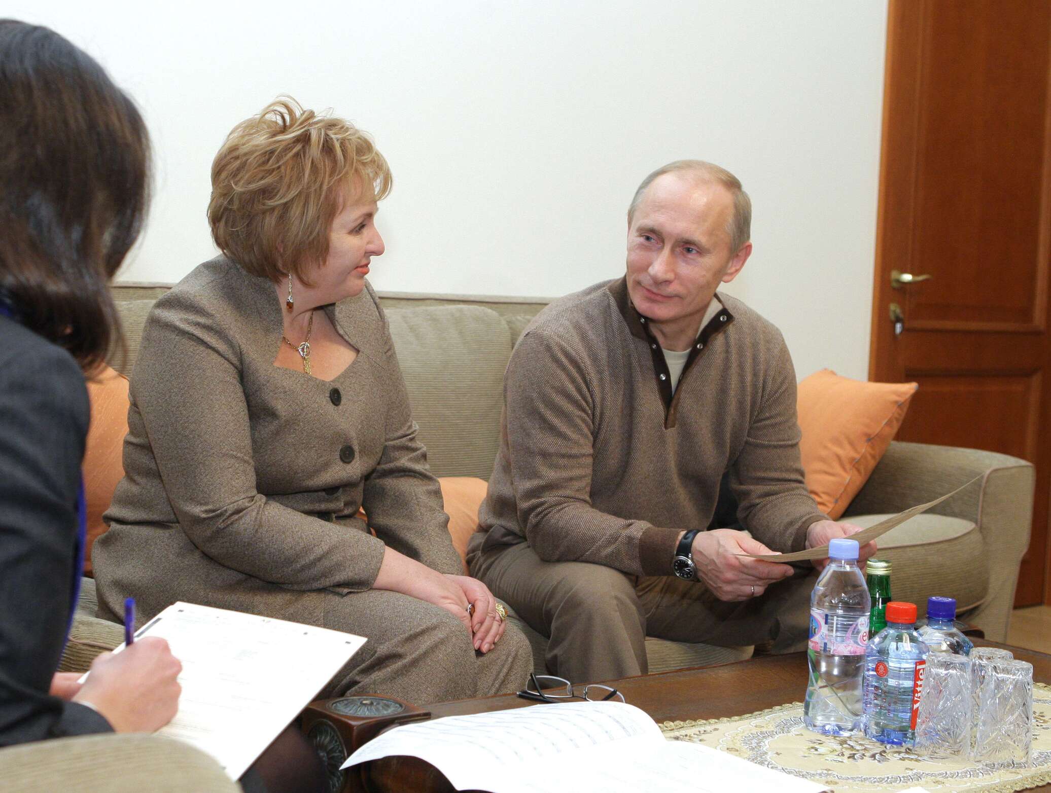 Путин с женой в квартире