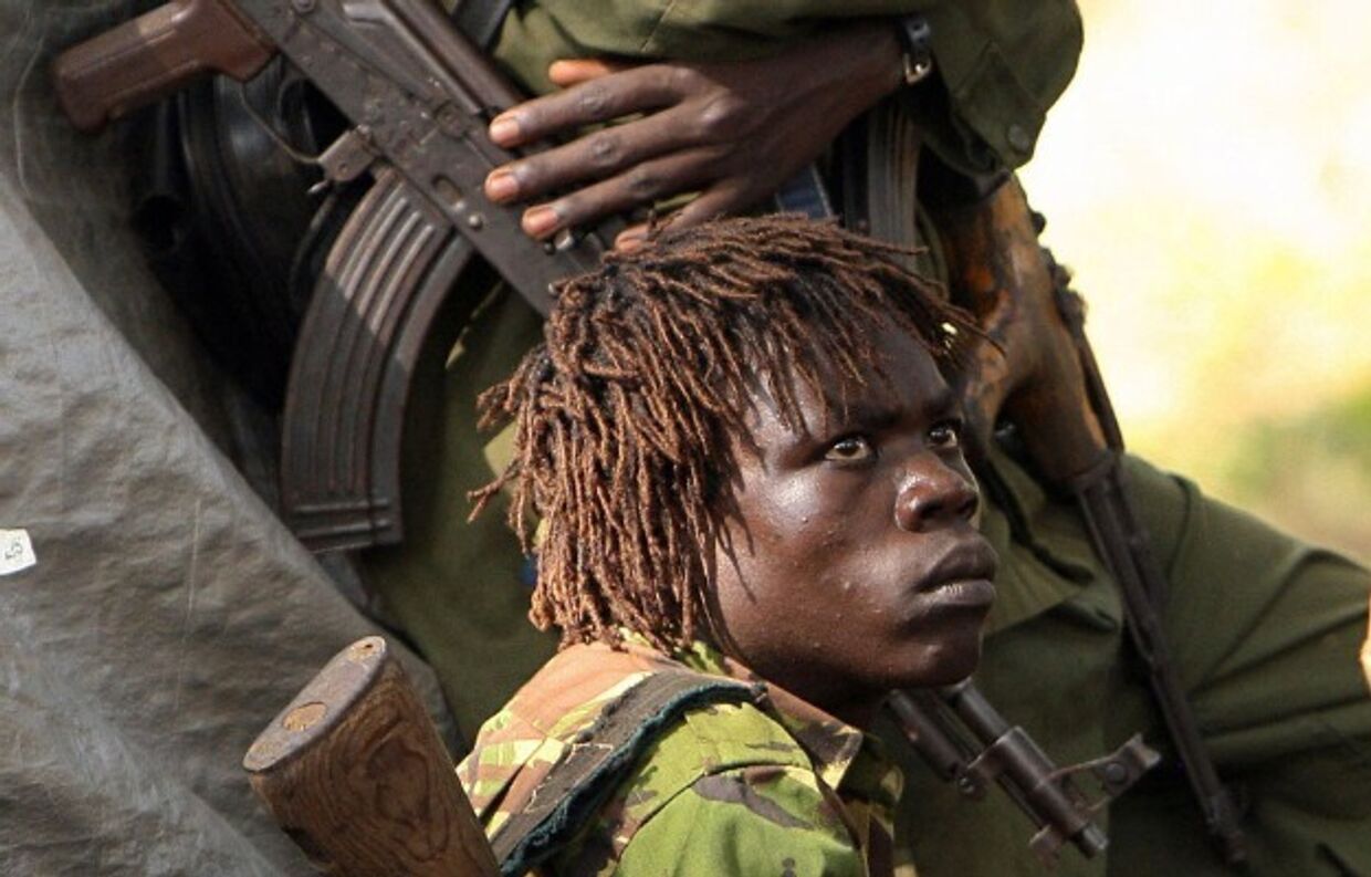 Солдаты Армии сопротивления южной части Судана с автоматом калашникова