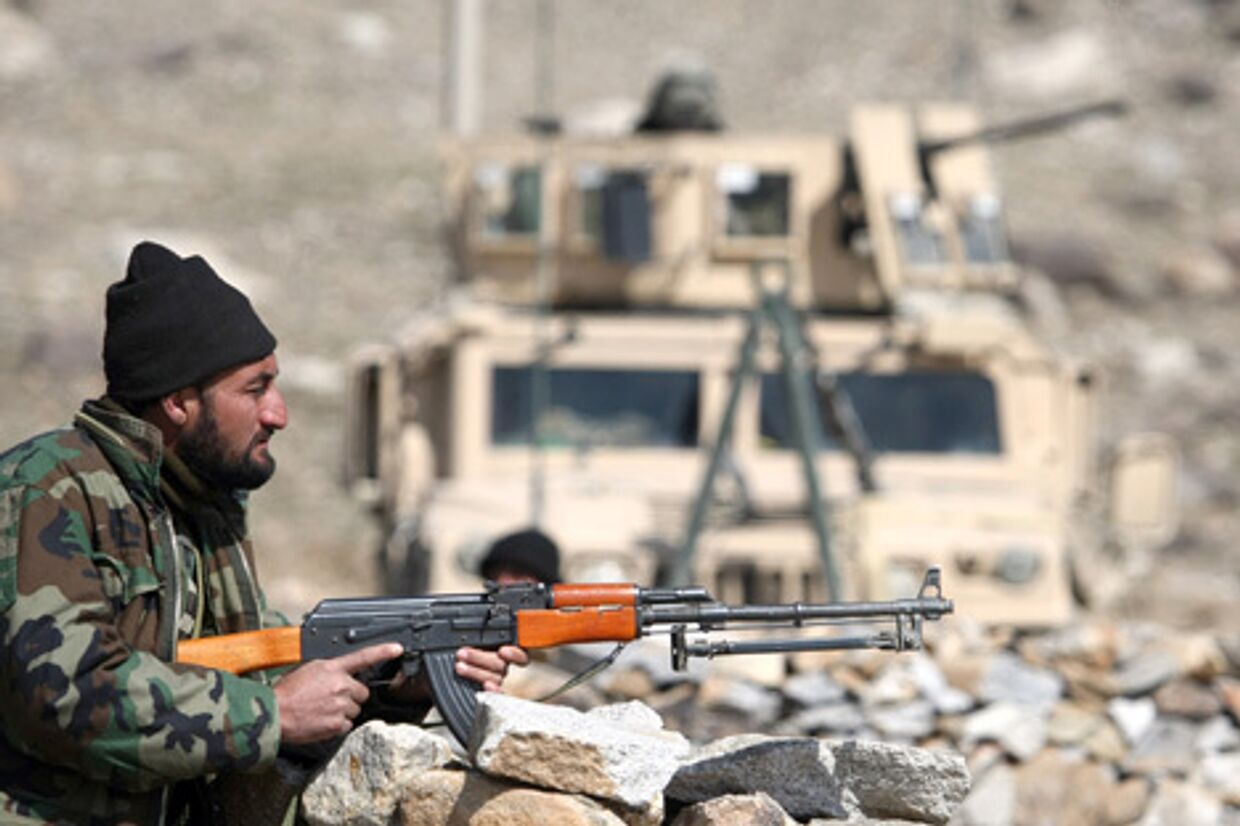 Солдат армии Афганистана с автоматом калашникова