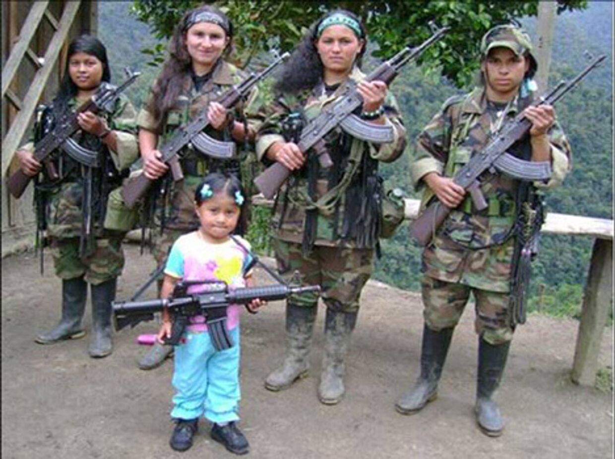 Женщины, вооруженные автоматами калашникова, в высокогорных районах колумбии
