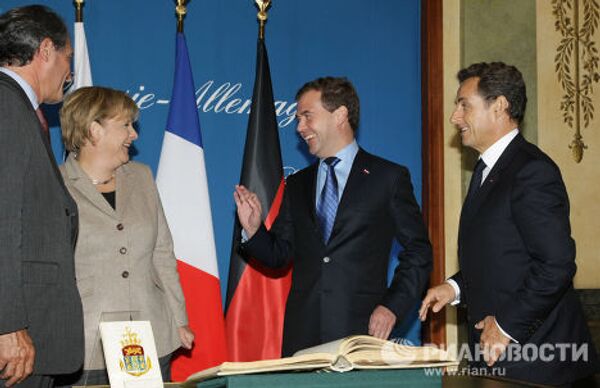 Лидеры России, Франции и Германии сделали запись в Книге почетных гостей города Довиля