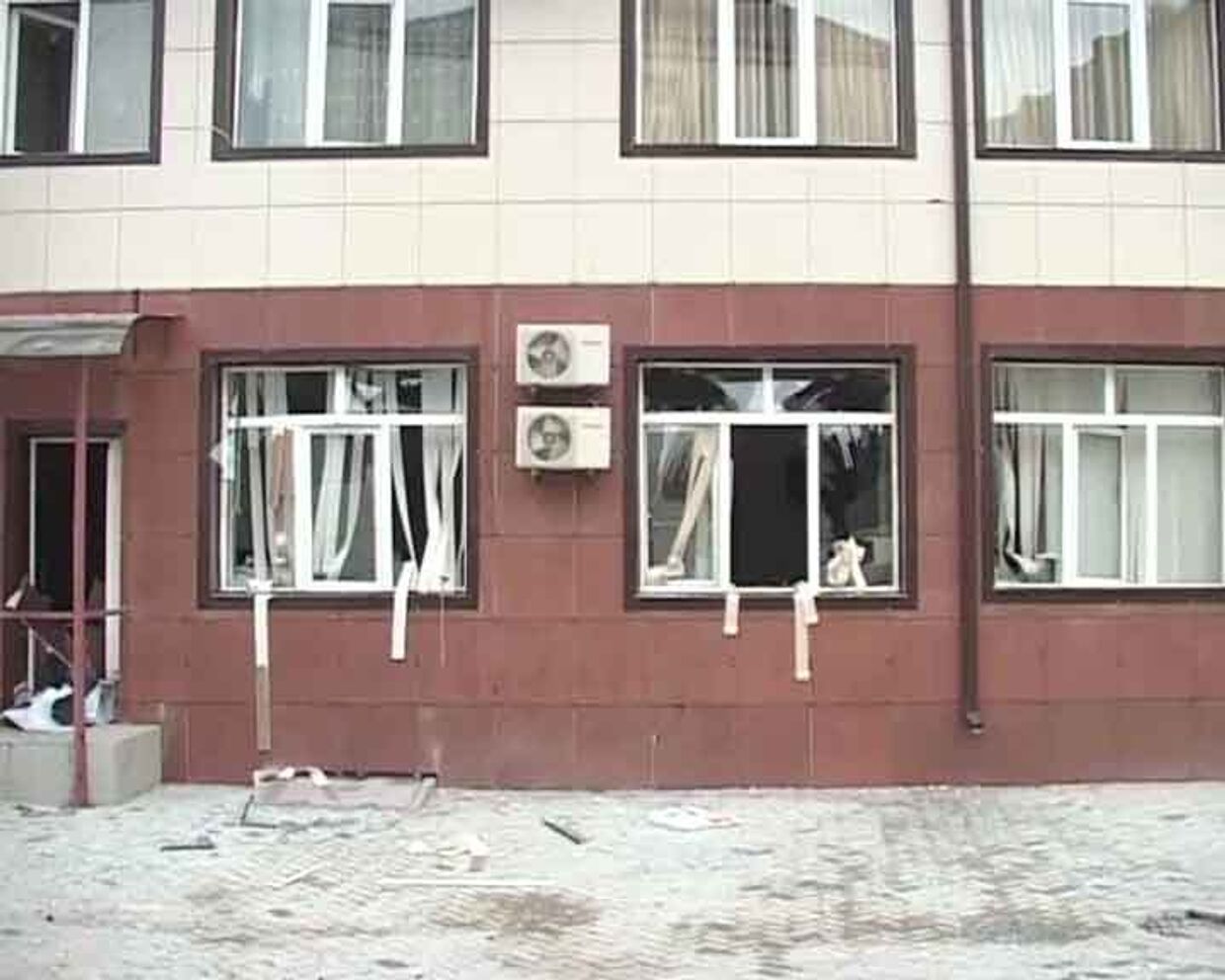 Террористы прорвались в здание парламента Чечни и подорвали себя