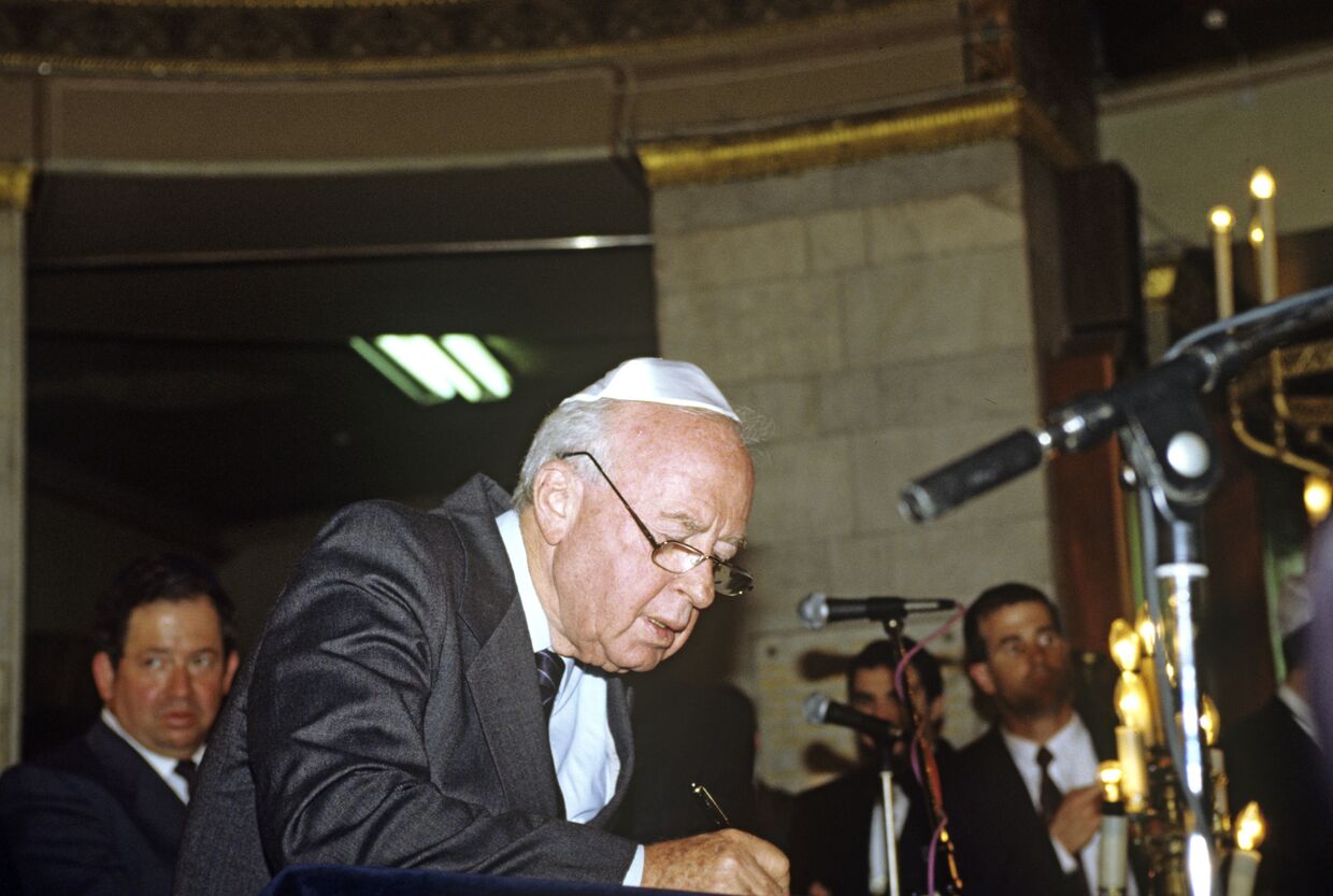 Премьер-министр Израиля Ицхак Рабин во время службы в синагоге