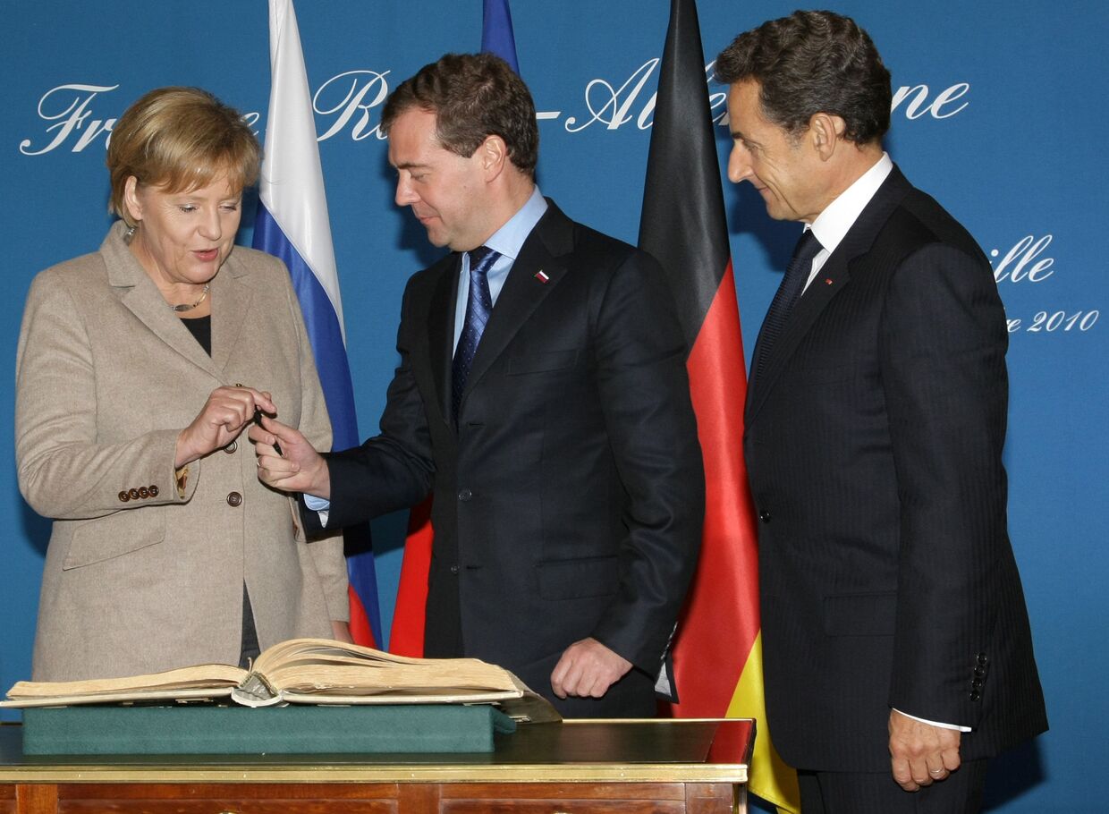 Лидеры России, Франции и Германии сделали запись в Книге почетных гостей города Довиля