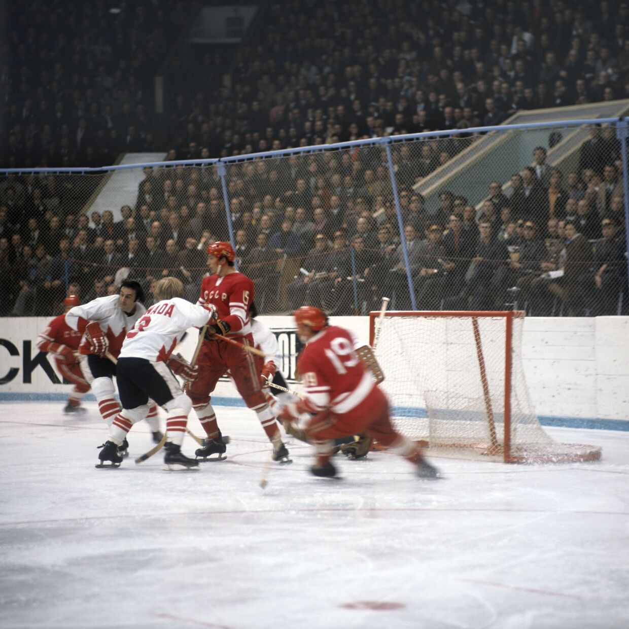 Матч по хоккею сборных команд СССР и Канады