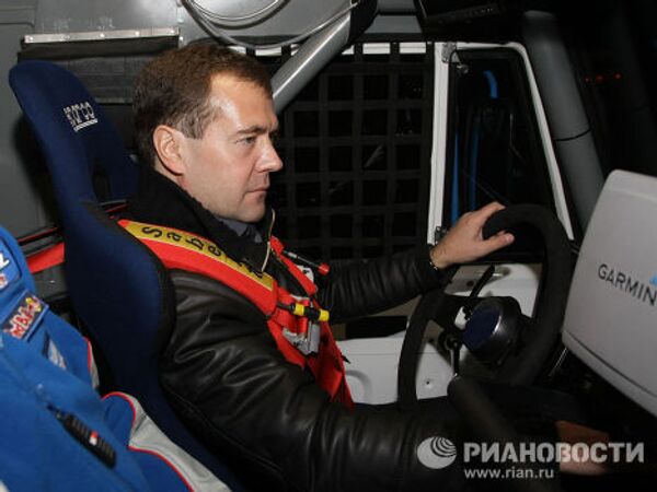 Дмитрий Медведев проехал за рулем гоночного КАМАЗа
