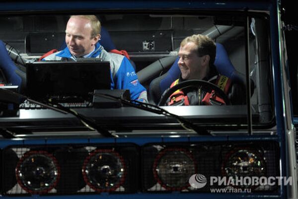 Президент РФ Дмитрий Медведев и пилот Владимир Чагин в кабине гоночного КАМАЗа