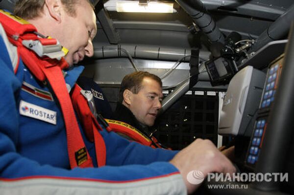 Дмитрий Медведев проехал за рулем гоночного КАМАЗа