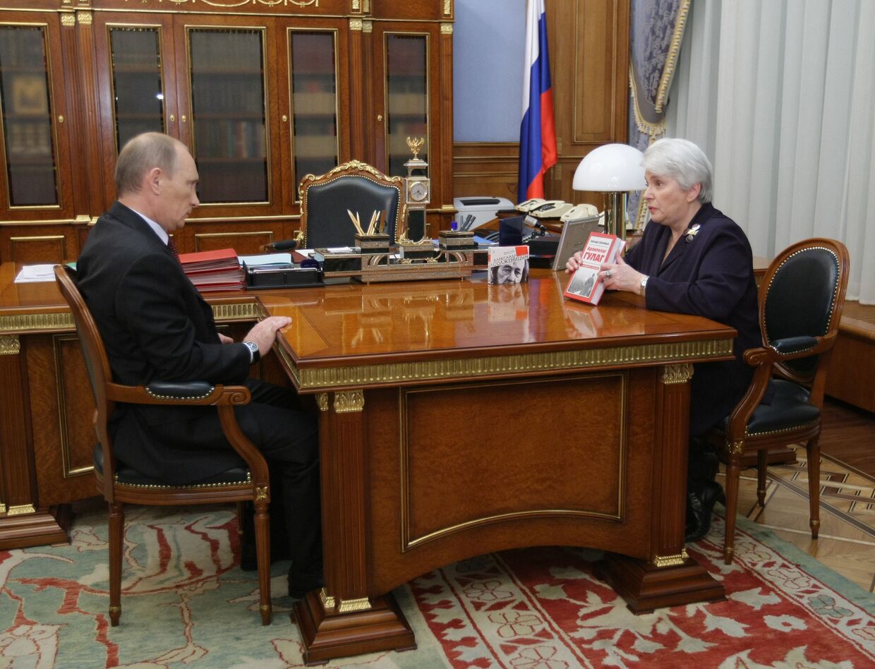 Премьер-министр РФ Владимир Путин встретился с вдовой Александра Солженицына Натальей