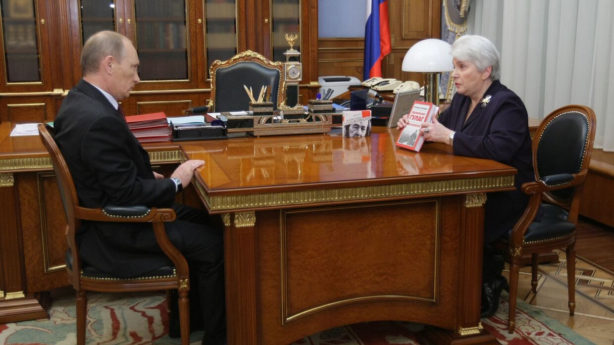 Премьер-министр РФ Владимир Путин встретился с вдовой Александра Солженицына Натальей