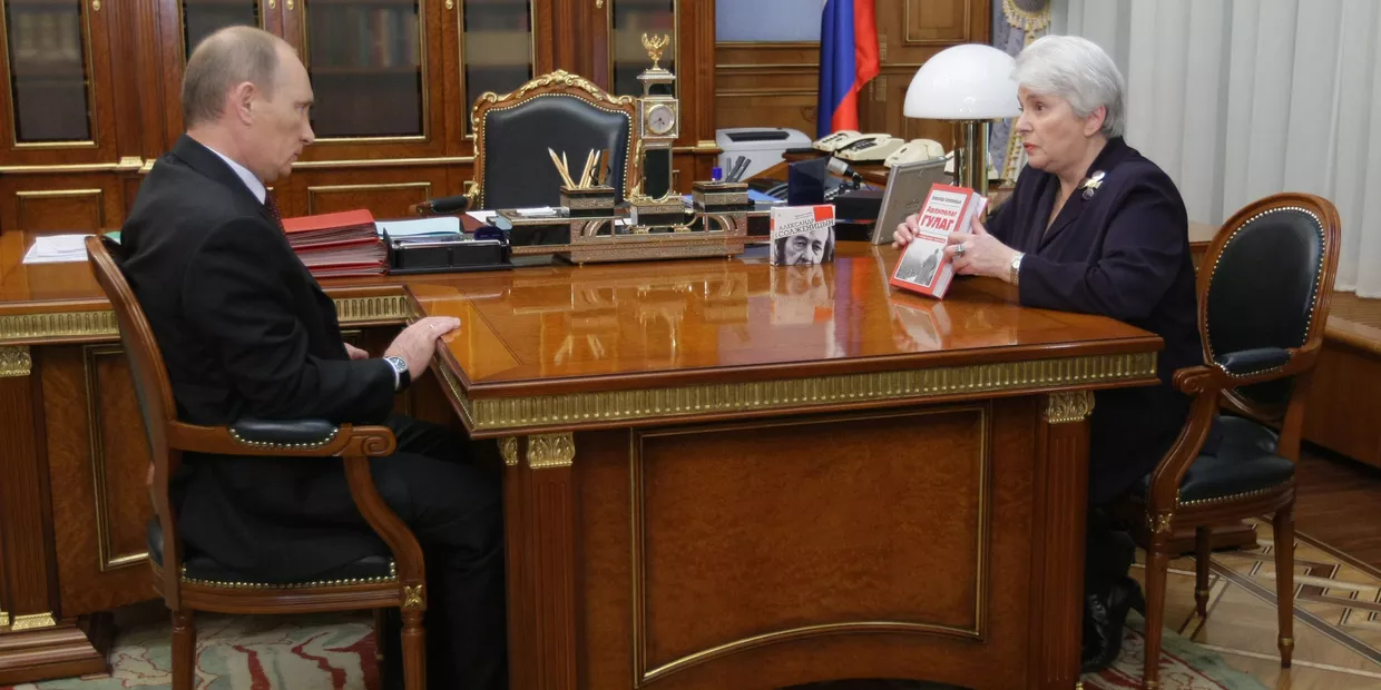 Премьер-министр РФ Владимир Путин встретился с вдовой Александра Солженицына Натальей Премьер-министр РФ Владимир Путин встретился с вдовой Александра Солженицына Натальей