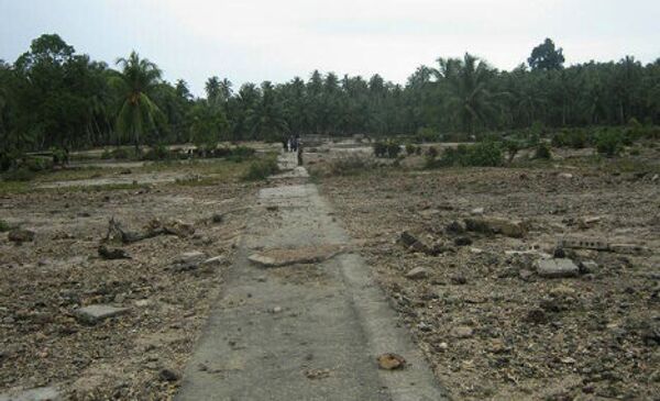 Разрушенные цунами в Индонезии