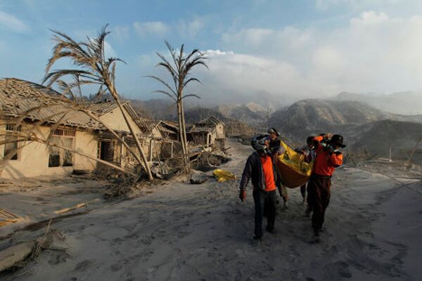 Разрушенные цунами в Индонезии