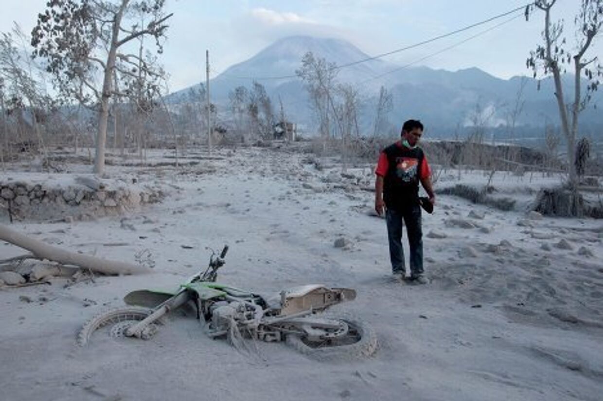 извержение одного из самых активных вулканов Индонезии - Мерапи - унесло жизни 30 человек