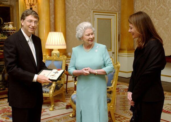 королева Елизавета II пожаловала Гейтсу титул Рыцаря-Командора Британской империи
