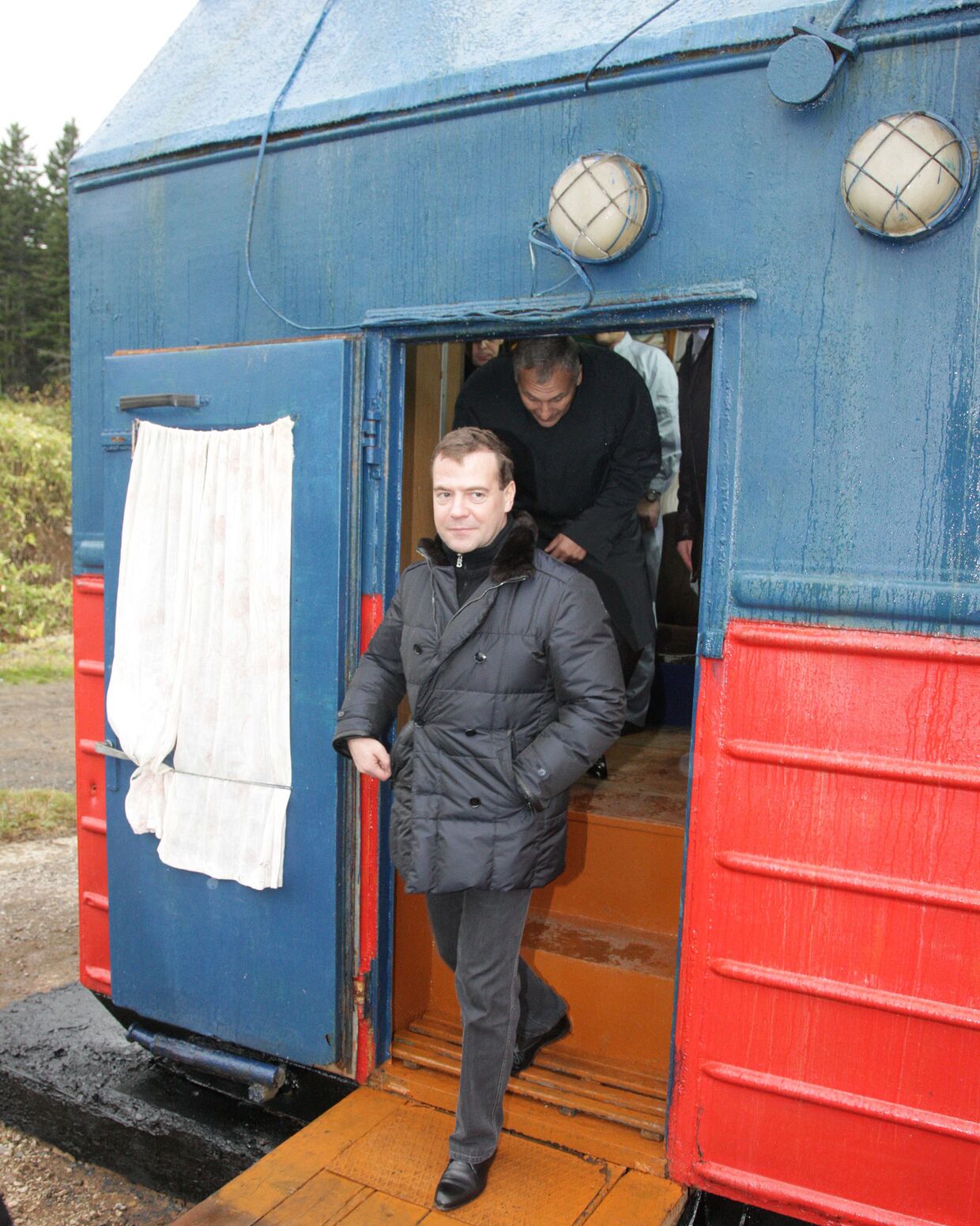 Президент РФ Д.Медведев посетил геотермальную станцию на остров Кунашир