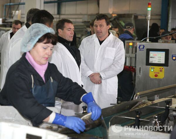 Президент РФ Д.Медведев посетил Южнокурильский рыбокомбинат на острове Кунашир