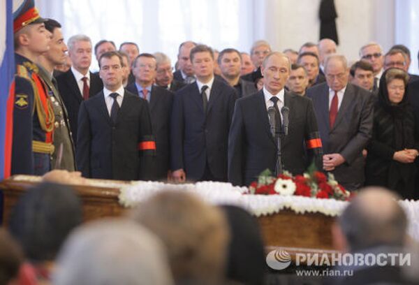 Президент РФ Д.Медведев и премьер-министр РФ В.Путин на гражданской панихиде по Виктору Черномырдину