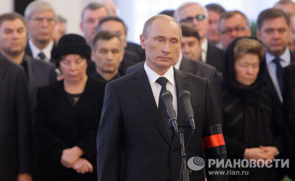Премьер-министр РФ В.Путин га гражданской панихиде по Виктору Черномырдину