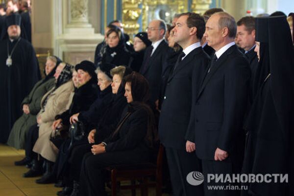 Президент РФ Д.Медведев и премьер-министр РФ В.Путин на отпевании Виктора Черномырдина