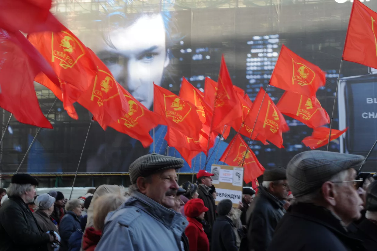 Шествие КПРФ в честь годовщины Октябрьской революции в Москве