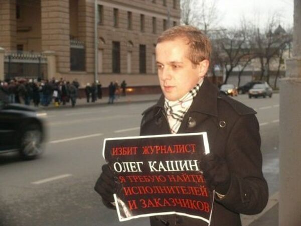 Павел Елизаров на пикет у здания ГУВД в поддержку журналиста Кашина
