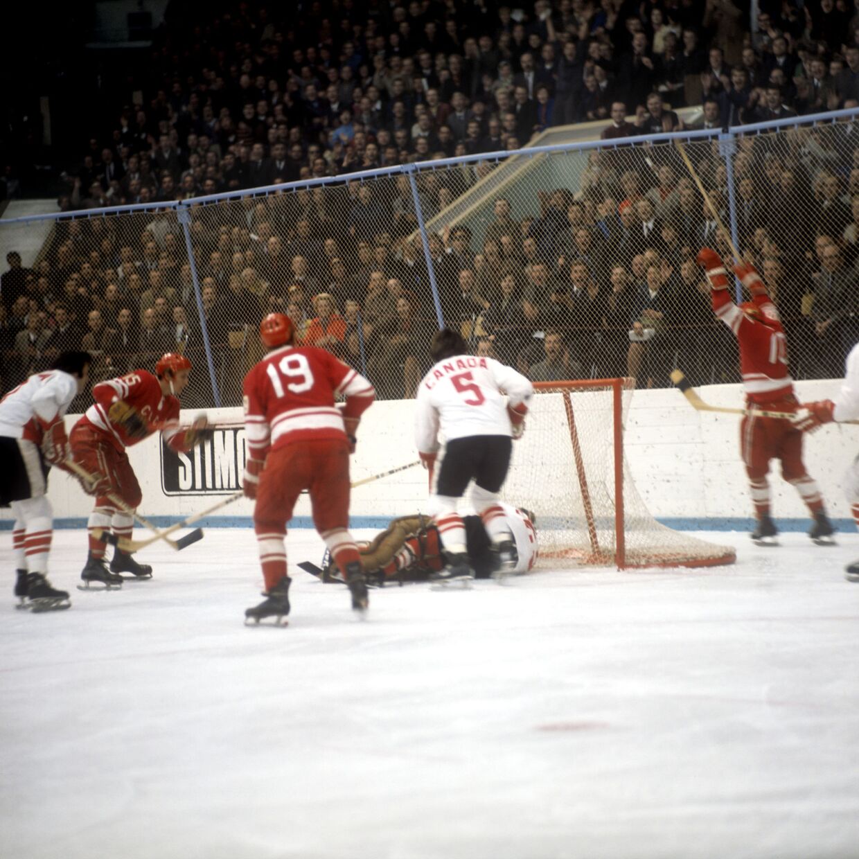 Матч по хоккею сборных команд СССР и Канады
