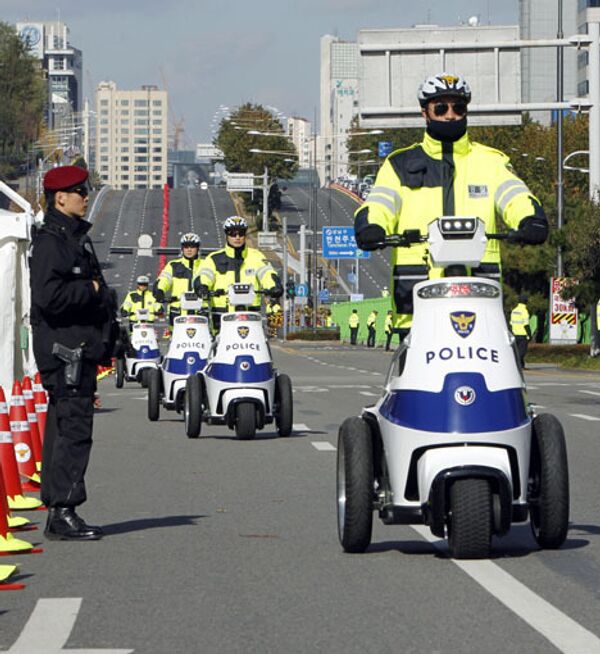 Полицейские потрулируют улицы во время саммита Большой двадцатки в Сеуле