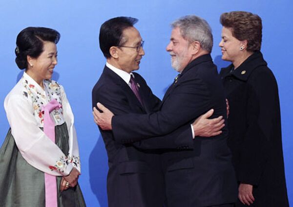 президент южной кореи Ли Мун Бак с супругой приветсвуют президента бразилии инасио луиса лулу да сильву во время саммита Большой двадцатки в Сеуле