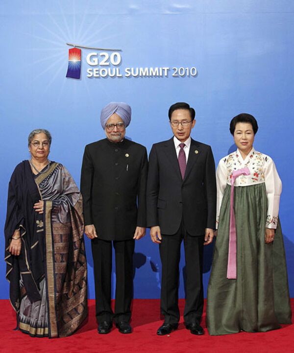 президент южной кореи Ли Мун Бак с супругой приветсвуют премьер министра индии Манмохана Сингха с женой во время саммита Большой двадцатки в Сеуле