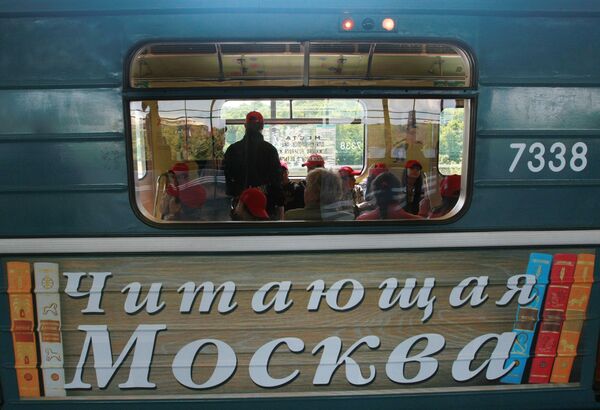 Новый фирменный поезд «Читающая Москва» на станции столичного метро «Воробьевы горы» Новый фирменный поезд «Читающая Москва» на станции столичного метро «Воробьевы горы»