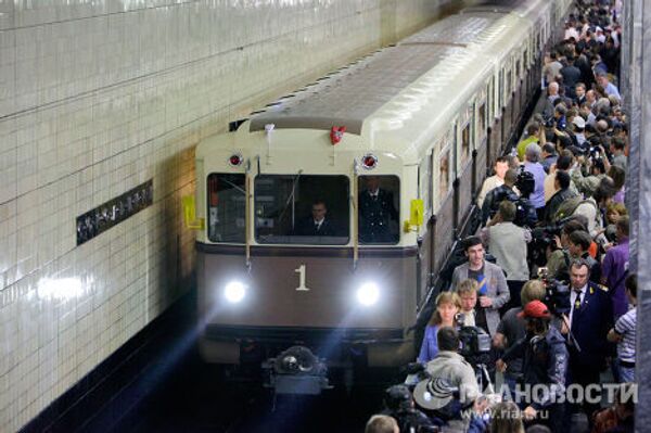 15 мая в день 75-летия Московского метрополитена был пущен ретропоезд, в точности воспроизводящий первый состав 1934 года