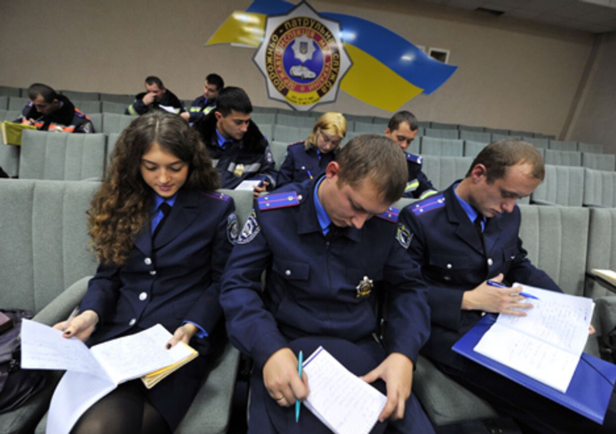 Украинские милиционеры учат английский ради Евро-2012