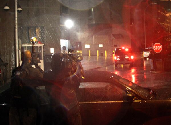 Полицейский кортеж, доставляющий Виктора Бута, въезжает в ворота следственного изолятора в Нью-Йорке