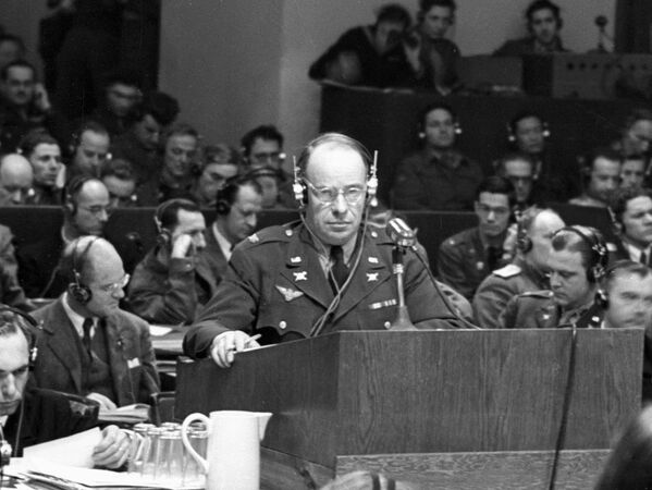 Полковник Стори выступает с обвинением на вечернем заседании Нюрнбергского процесса